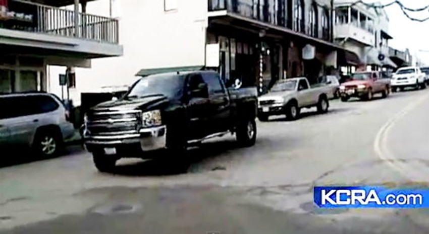 Kolona Srba u džipovima i kombijima ide ka centru grada