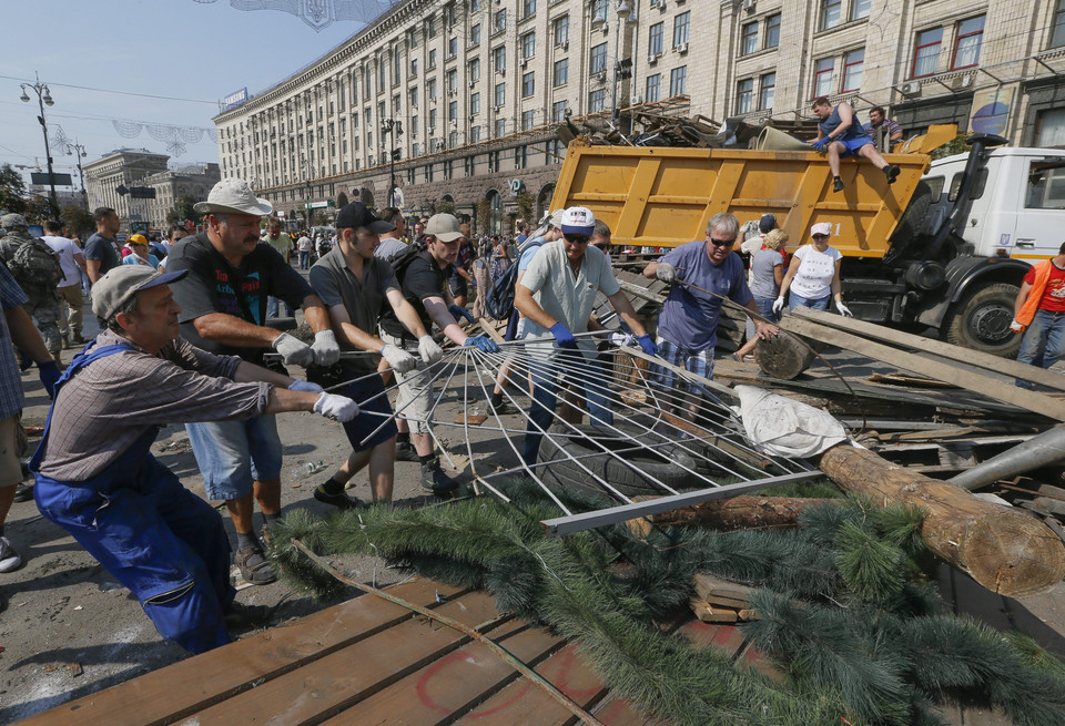 UKRAINE CRISIS  (Ukrainians clean the Maydan.)