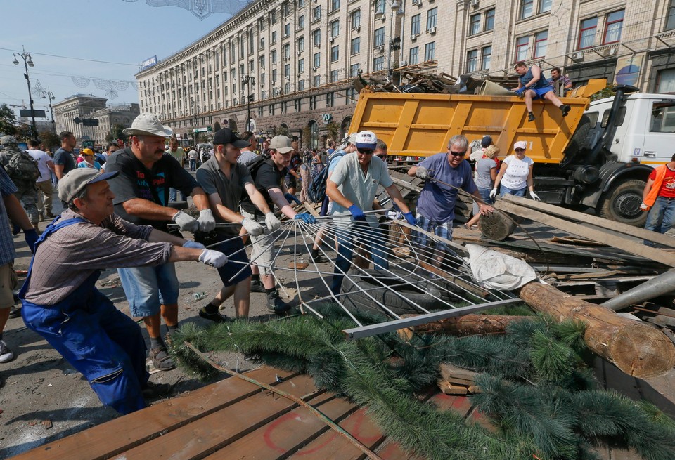 UKRAINE CRISIS  (Ukrainians clean the Maydan.)