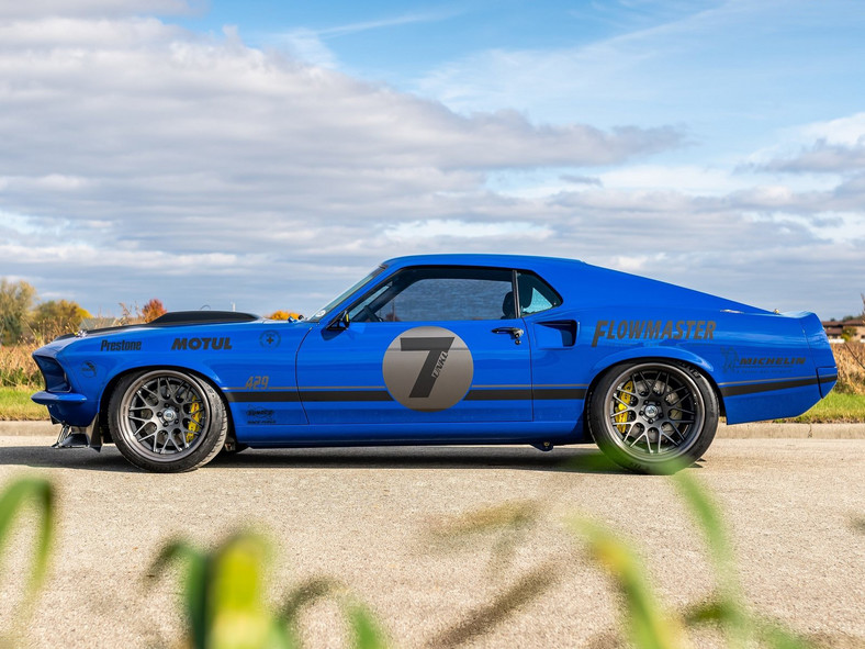 Ford Mustang Mach 1 UNKL stuningowany przez Ringbrothers