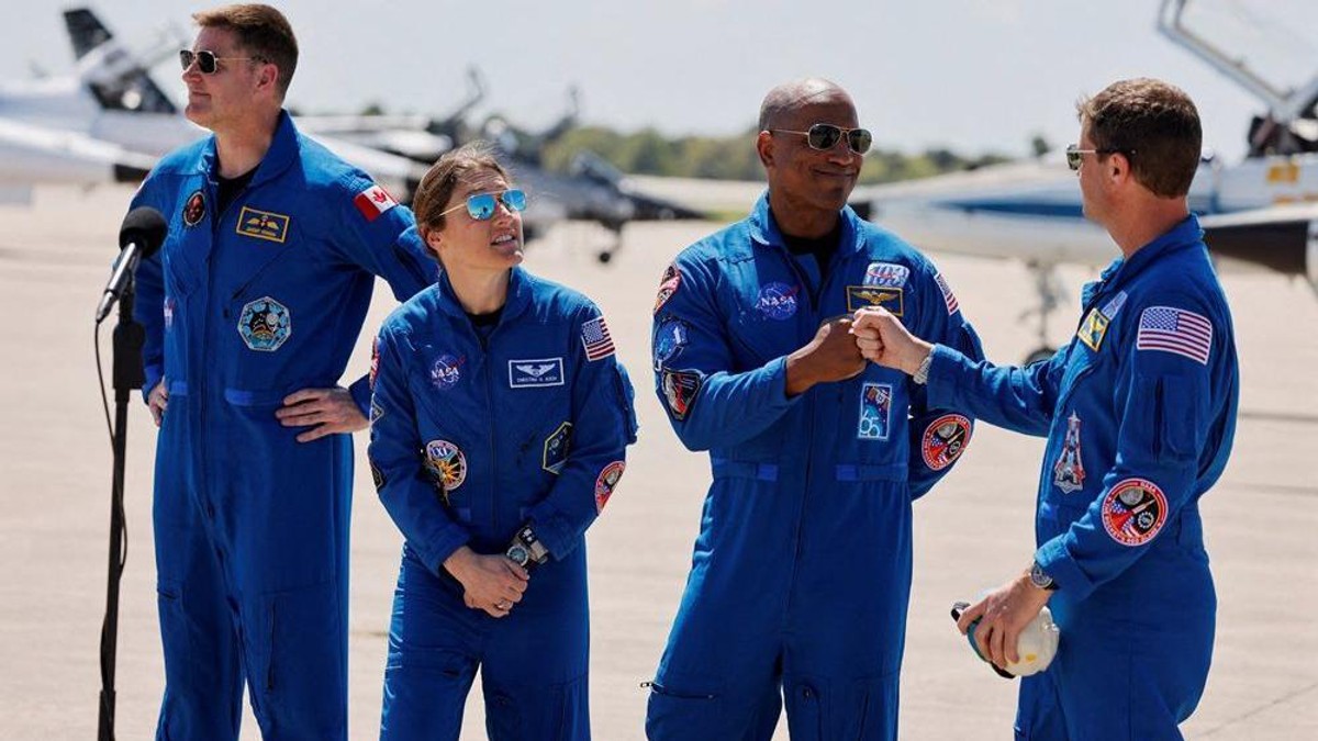 Članovi posade Artemis Dva (sa leva na desno): Džeremi Hansen, Kristina Koh, Viktor Glover i Rid Vajzmen | Foto: REUTERS/Joe Skipper