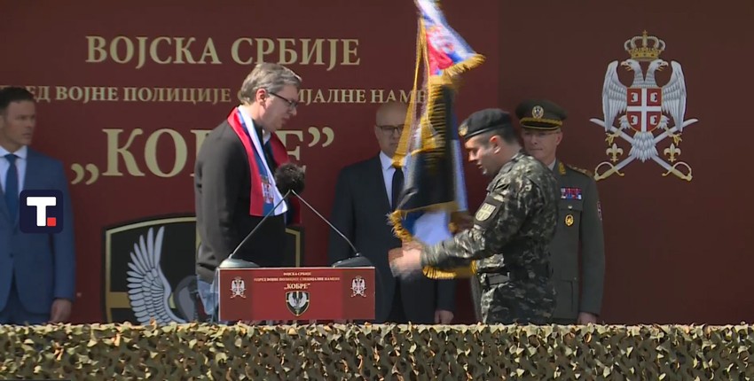 Vučić uručio pukovniku Kobri vojnu zastavu
