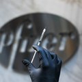 Pfizer zapewnia: bogaci ludzie nie kupią szczepionki na COVID poza kolejką