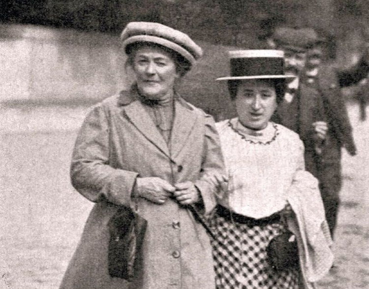 Luksemburg od dzieciństwa utykała. Na zdjęciu z feministką Klarą Zetkin (po lewej), 1910 r.
