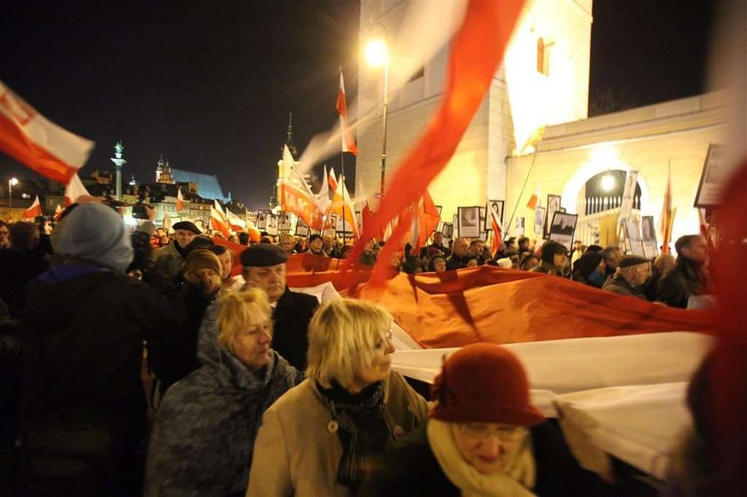 Nocny marsz: Smoleńsk pomścimy! Zdrada! My naród, oni ziomale Nergala!