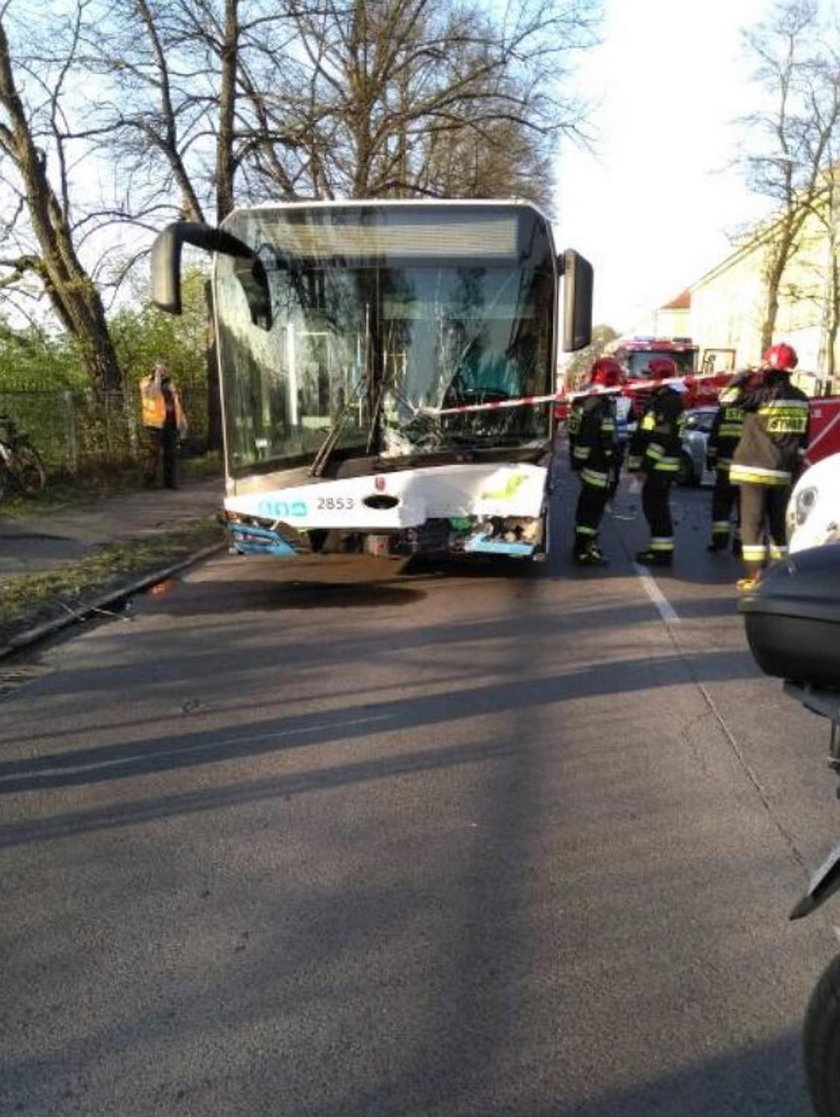 Szczecin. Autobus zderzył się z samochodem. Jedna osoba nie żyje. 12 rannych