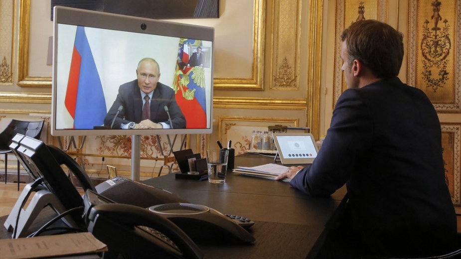 Emmanuel Macron podczas rozmowy z Władimirem Putinem na zdjęciu z 2020 r.
