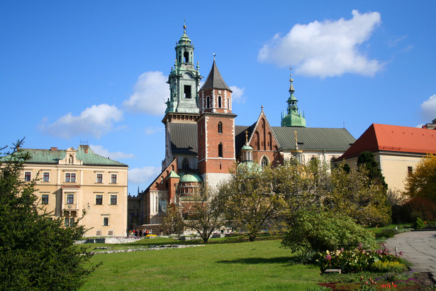 Specjaliści zbudowali specjalną konstrukcję ze stali nierdzewnej, która wzmacnia ten sarkofag od wewnątrz i podpiera wysklepione wieko.