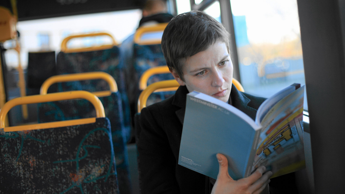 Zakładki z fragmentami wierszy Zbigniewa Herberta będą rozdawać dziś wolontariusze w miejskich autobusach. Dostaną je tylko Ci pasażerowie, którzy będą czytać w trakcie jazdy.