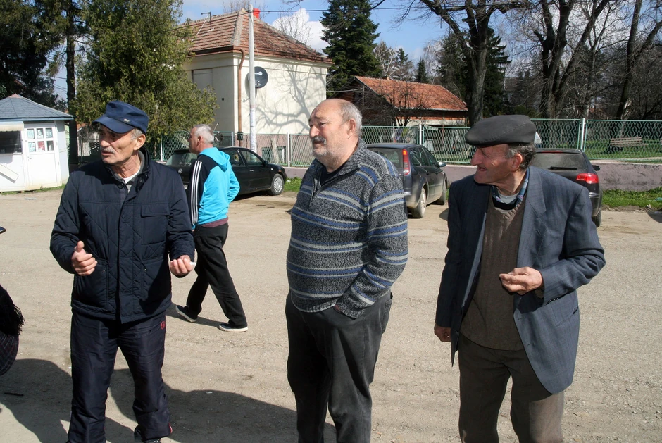 Meštani sela Drugovac Zoran Jovanović (levo) i Živoslav Jocić (u srediini)
