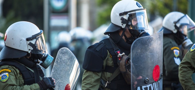 Granat rzucony przed ambasadą Francji. Ranny grecki policjant
