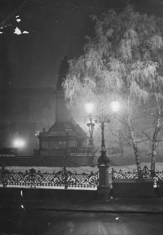 Warszawa. Pomnik Adama Mickiewicza przy ulicy Krakowskie Przedmieście. Widok zimą, nocą, wg NAC 1938 r. (Narodowe Archiwum Cyfrowe) 