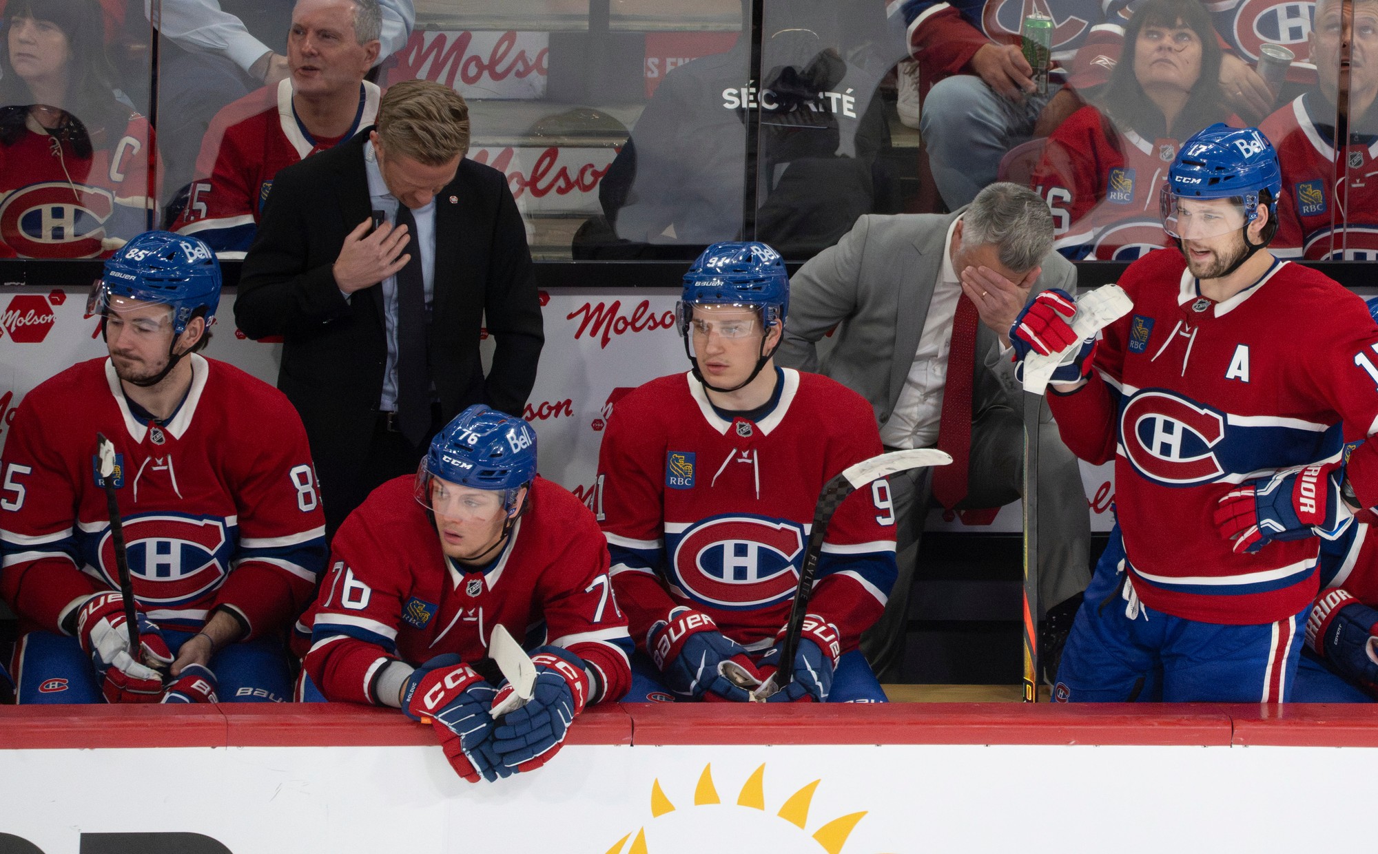 Lavička Montrealu Canadiens s trénerom Martinom St. Louisom. 
