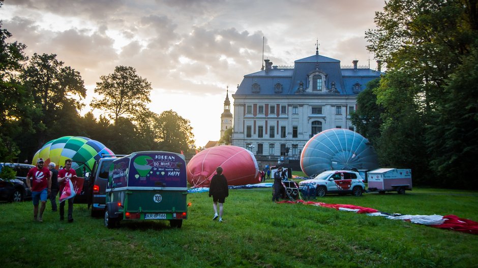 II Zawody Balonowe "In The Silesian Sky" - start balonów świtem z pszczyńskiego parku zamkowego - 25.06.2022 r. - autor: Andrzej Grynpeter