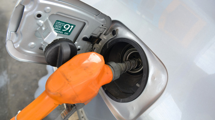 A héten csökkenni fog a benzin ára / Illusztráció: Northfoto