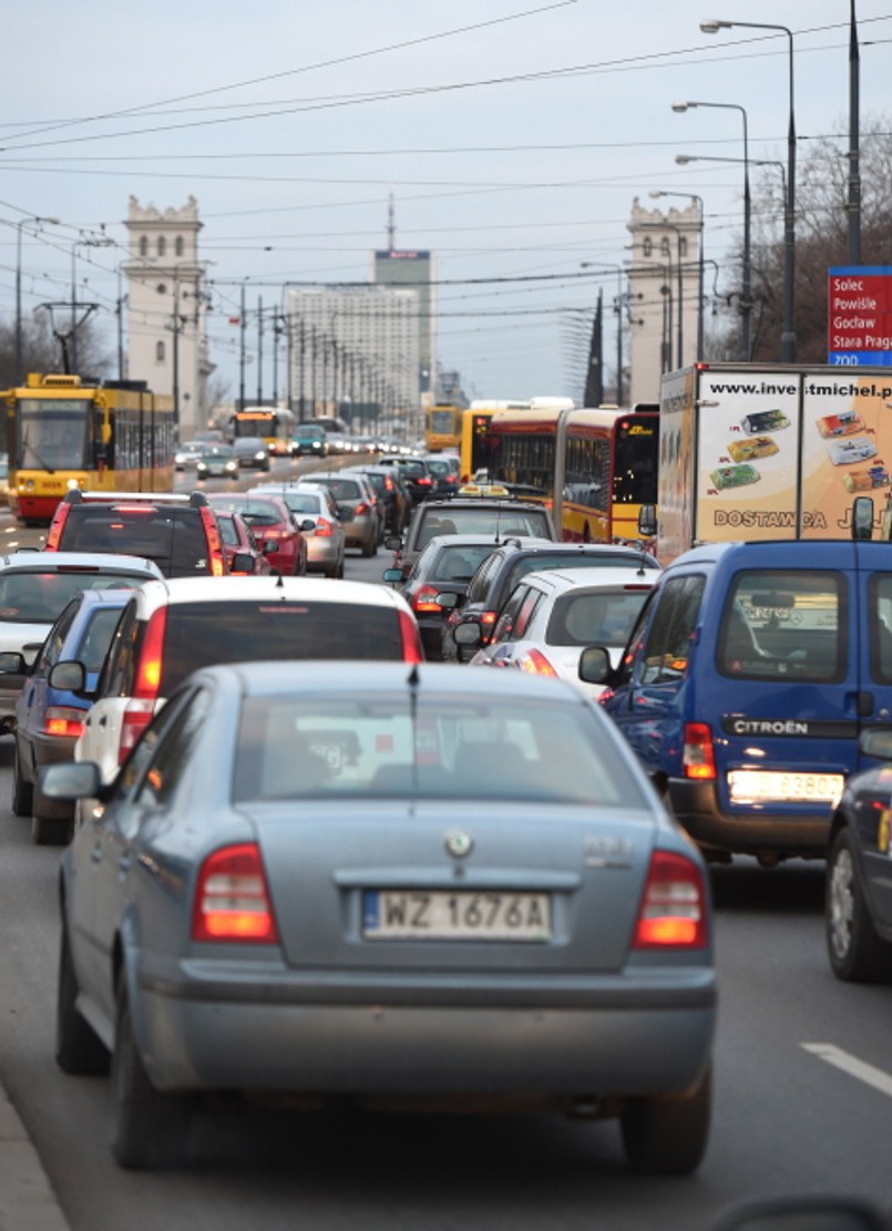 Korek samochodowy w kierunku Śródmieścia na Moście Poniatowskiego w Warszawie.