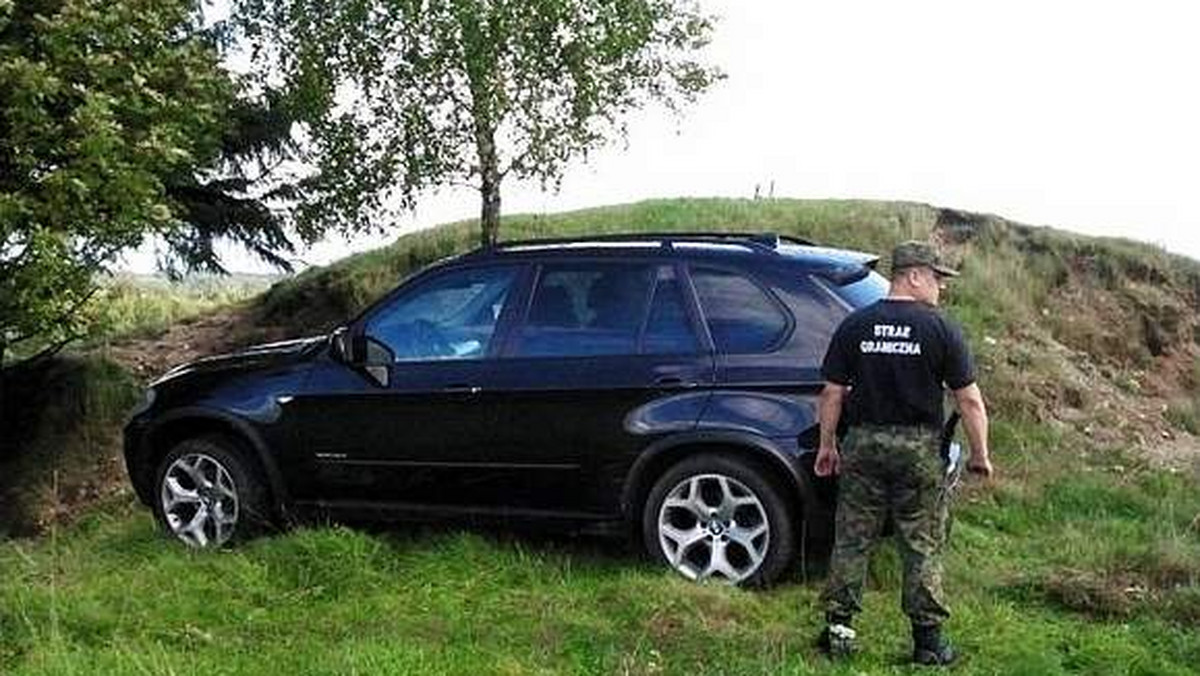 "Kurier Poranny": Nie udał się pościg pograniczników. Złodzieje porzucili kradzione bmw X5. Miało kradzione tablice rejestracyjne, a samo auto zostało skradzione w Niemczech.