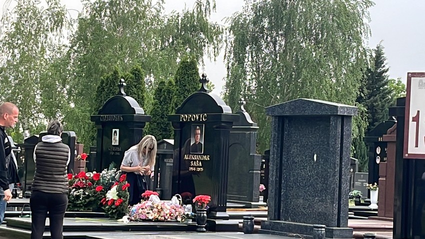 Suzana Jovanović neutešna na Sašinom grobu