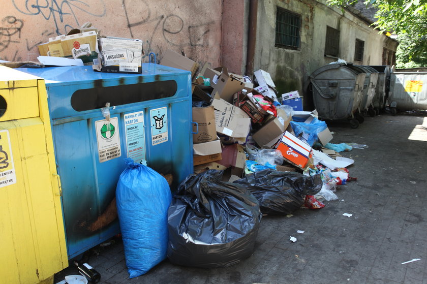 Przepełniony śmietnik w Gdańsku, śmieci leżą też obok śmietnika