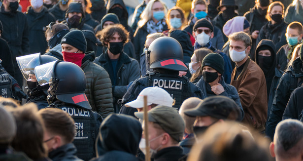 Niemieccy policjanci podczas demonstracji