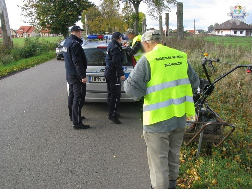 Policjanci z Lęborka rozdawali pieszym i rowerzystom kamizelki odblaskowe