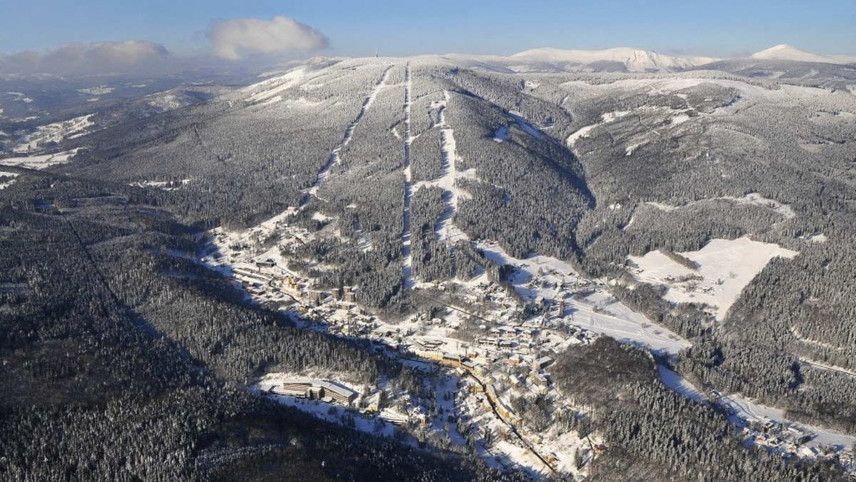 W większości czeskich ośrodków narciarskich przygotowania do sezonu 2015/2016 trwają pełną parą. Niektóre ośrodki otwierają nowe trasy zjazdowe, kolejki linowe lub szykują kolejne atrakcje.