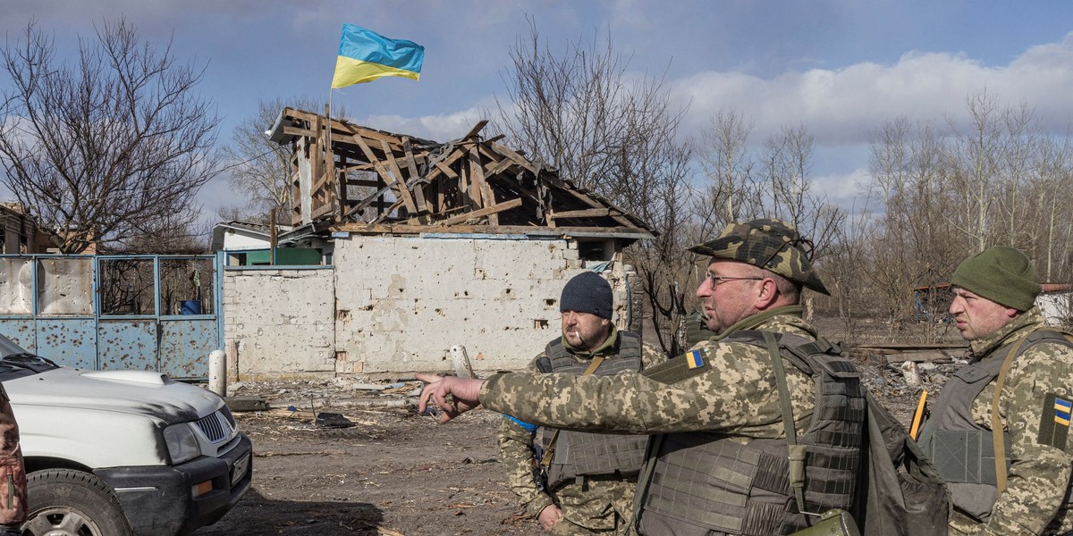 Wojna w Ukrainie. Rosyjskie wojska wycofują się spod Kijowa? "Nikt nie powinien dać się nabrać".