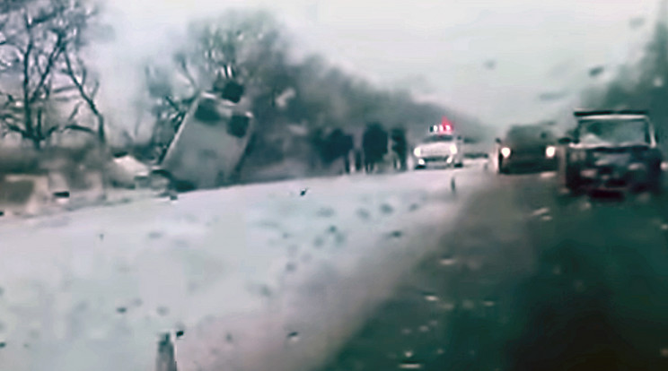 A csúszós úton a járművek nem tudták tartani az irányt, összeütköztek / Fotó: Youtube