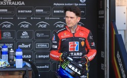 Sceny jak z MMA na torze żużlowym. Zawodnik obalił kibica i złamał mu rękę [WIDEO]