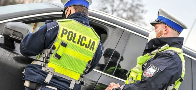 Od dziś mandat 5 tys. zł! Robisz TO w aucie? Policja przez 31 dni nie daruje kierowcom