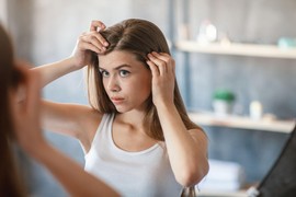 Kosa vam OPADA nakon POROĐAJA? Evo kada je to normalno, a kad obavezno treba da se javite lekaru