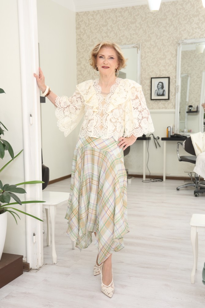  Suknja, bluza, minđuše „H&M“, sandale „PS. Fashion“ 