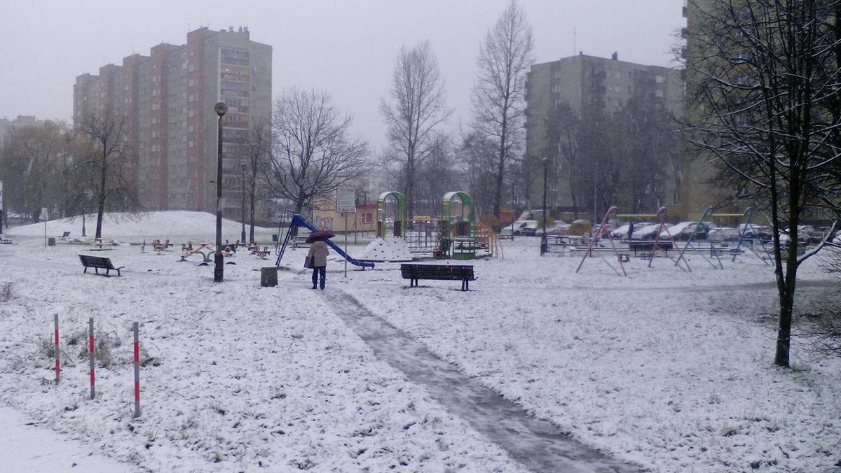 Za oknami w całej Polsce pada śnieg, a na drogach panują trudne warunki. Czy to jednorazowy "atak", czy prawdziwy początek zimy?