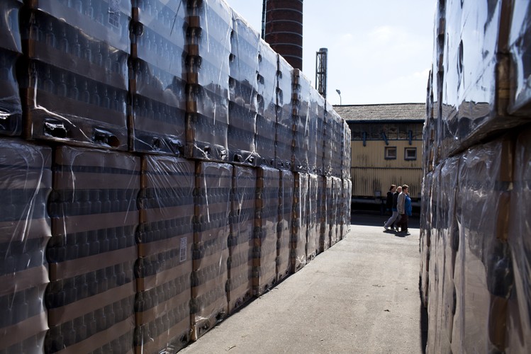 Palety z pustymi butelkami w fabryce wódek Sobieski w Starogardzie Gdańskim