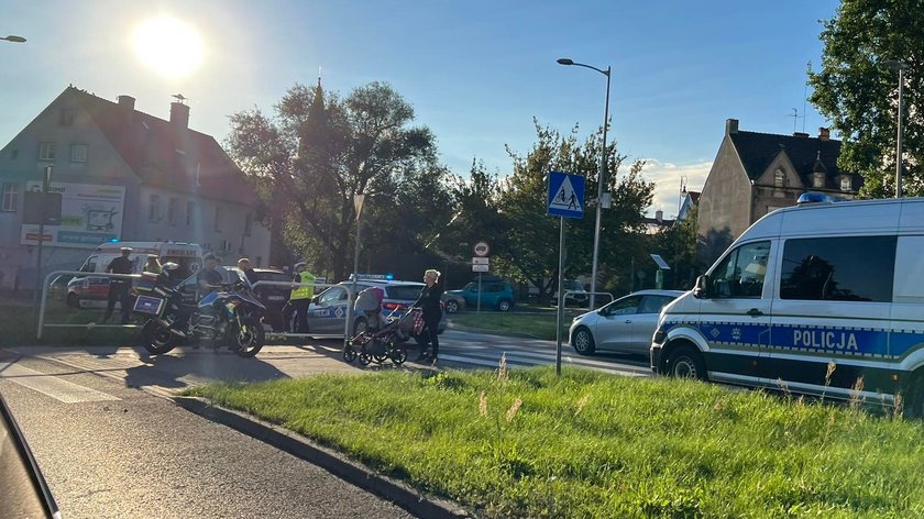 Na miejsce wypadku dojechała zielonogórska straż pożarna, policja oraz karetka pogotowia ratunkowego. 