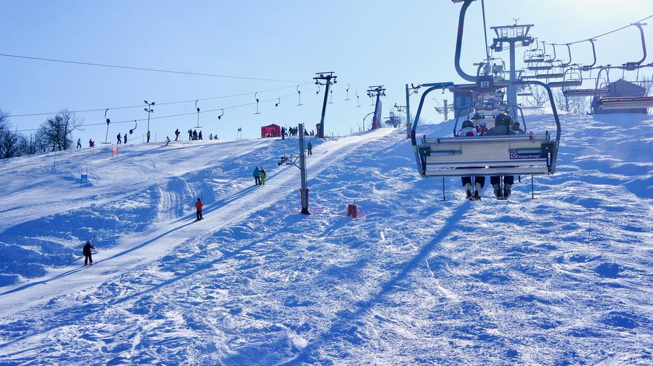 A hazai pályákon a hóágyúzásnak köszönhetően néhol hamarabb lehet síelni, mint például az Alpokban 