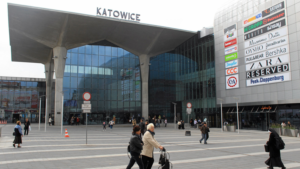 Ratujmy zabytkowe katowickie kamienice zniszczone przez budowę Galerii Katowickiej - ulotki z takim apelem trafiły do klientów odwiedzających nowootwartą galerię handlową. Nie obyło się bez interwencji ochrony. - By rozdawać ulotki na terenie galerii należy posiadać odpowiednią zgodę. Takiej ci państwo nie mieli - informuje Daniel Muc z biura prasowego Galerii Katowickiej.