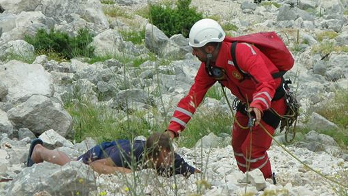 Dwóch polskich turystów wybrało się na wspinaczkę po górach z miejscowości Podgora-Čaklje w Chorwacji. Znaleźli się w miejscu, w którym nie ma szlaku turystycznego. Nie obyło się bez wezwania pomocy. W akcji brało udział 11 ratowników górskich, którzy ściągali Polaków z wysokości około 420 m n.p.m.