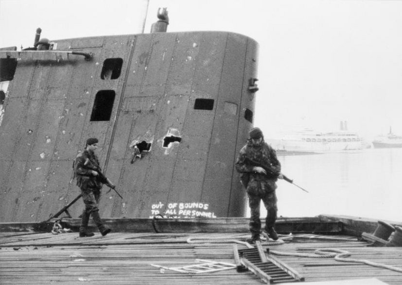 Wrak okrętu podwodnego Santa Fe oglądany przez brytyjskich żołnierzy W kiosku widoczne dwie dziury wybite pociskami rakietowymi AS-12