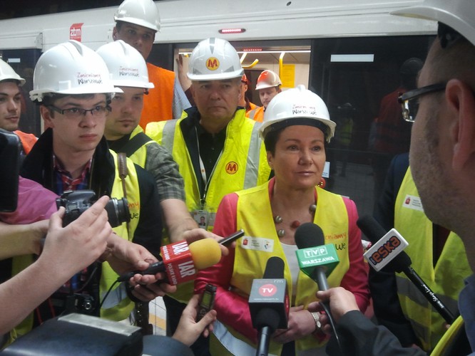 Pierwszy odcinek II linii warszawskiego metra ma być zakończony 30 września. Nie wiadomo jeszcze jednak, kiedy pojadą nim pierwsi pasażerowie. – To zależy od organów zewnętrznych i odbioru technicznego – powiedziała Gronkiewicz-Waltz.