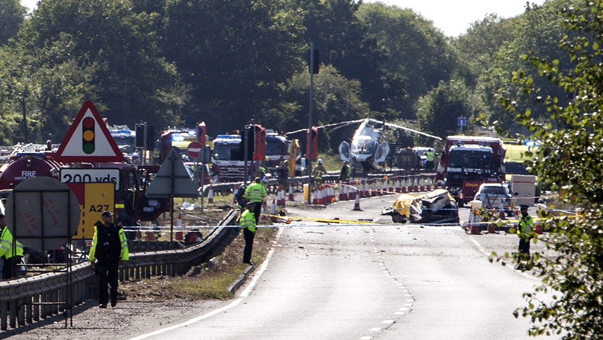 Jest "bardzo prawdopodobne", że wskutek rozbicia się zabytkowego myśliwca odrzutowego Hawker Hunter podczas pokazów lotniczych w południowej Anglii zginęło 11 osób - poinformowała brytyjska policja. Pilot maszyny walczy o życie.