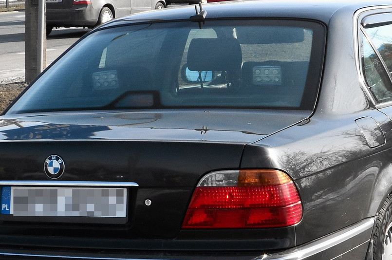 Kierowcy piszą na forach o policyjnym czarnym BMW serii 7 (E38), które krąży po ulicach Warszawy. Internauci twierdzą, że samochód jest wyposażony m.in. wideorejestrator. Postanowiliśmy ustalić, jak jest w rzeczywistości i zapytaliśmy o ten samochód Komendę Stołeczną Policji. Oto cała prawda o tym aucie...