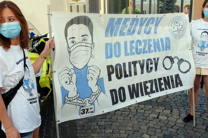 "Gdyby przyszli do nas politycy, wsadzilibyśmy ich na taczki". Protest medyków w Warszawie