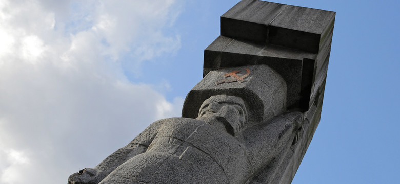 Spór PiS z władzami Olsztyna o pomnik z sowieckim żołnierzem. "Czy czuje się pan Polakiem?"