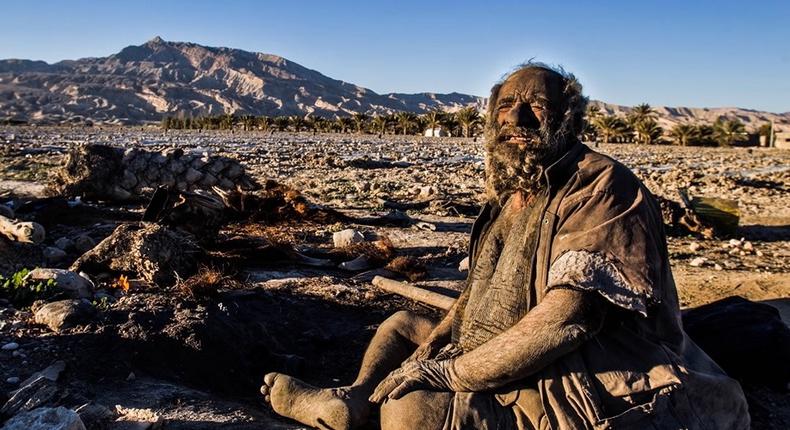 Amou Haji, l'homme le plus sale du monde meurt après avoir pris son premier bain depuis des décennies