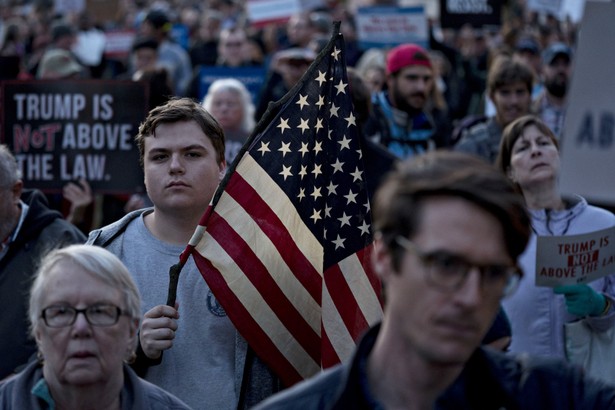 Uczestnik demonstracji na rzecz odrzucenia udziału pełniącego obowiązku prokuratora generalnego Matthew Whitakera w nadzorze nad specjalnym prokuratorem Robertem Muellerem