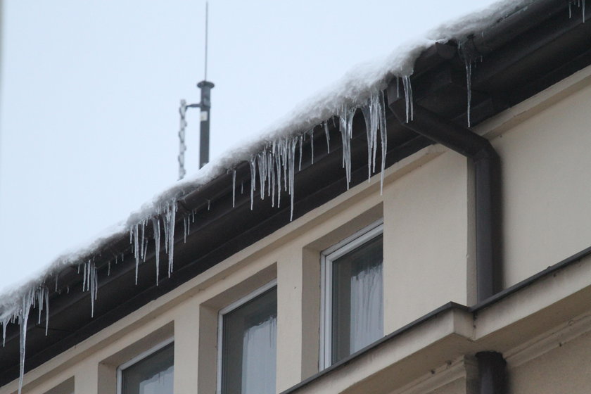 Sople zagrażają przechodniom