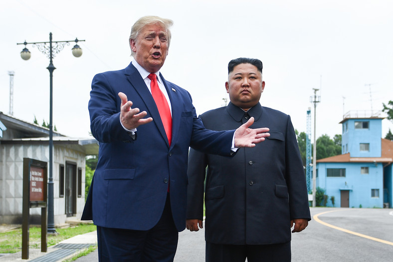 Prezydent USA i przywódca Korei Północnej Kim Dzong Un w strefie zdemilitaryzowanej oddzielającej obie Koree, 2019 r.