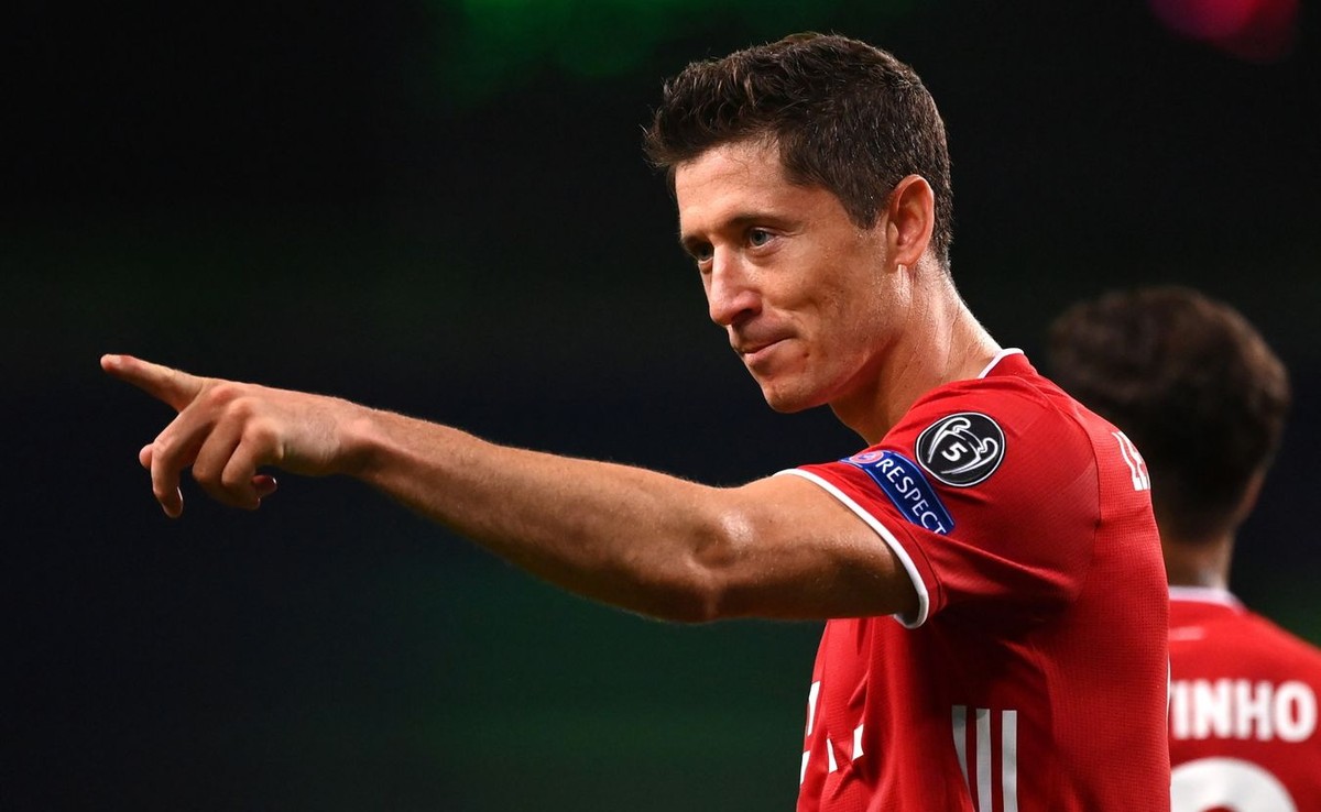 epa08613532 Robert Lewandowski of Bayern Munich celebrates scoring the 3-0 lead during the UEFA Champions League semi final match between Olympique Lyon and Bayern Munich in Lisbon, Portugal, 19 August 2020. EPA/Franck Fife / POOL Dostawca: PAP/EPA.