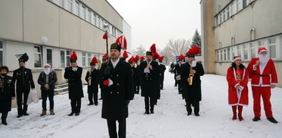 Górnicy zagrali koncert przed szpitalem Matki Polki